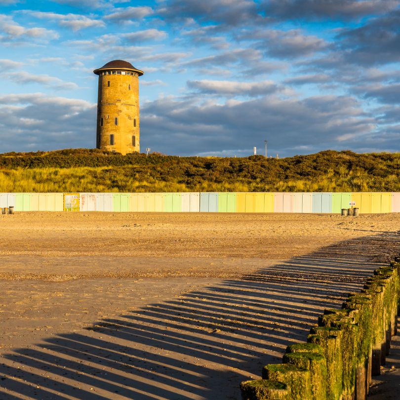 Der Wasserturm mit den charakteristischen Strandhütten in Domburg
